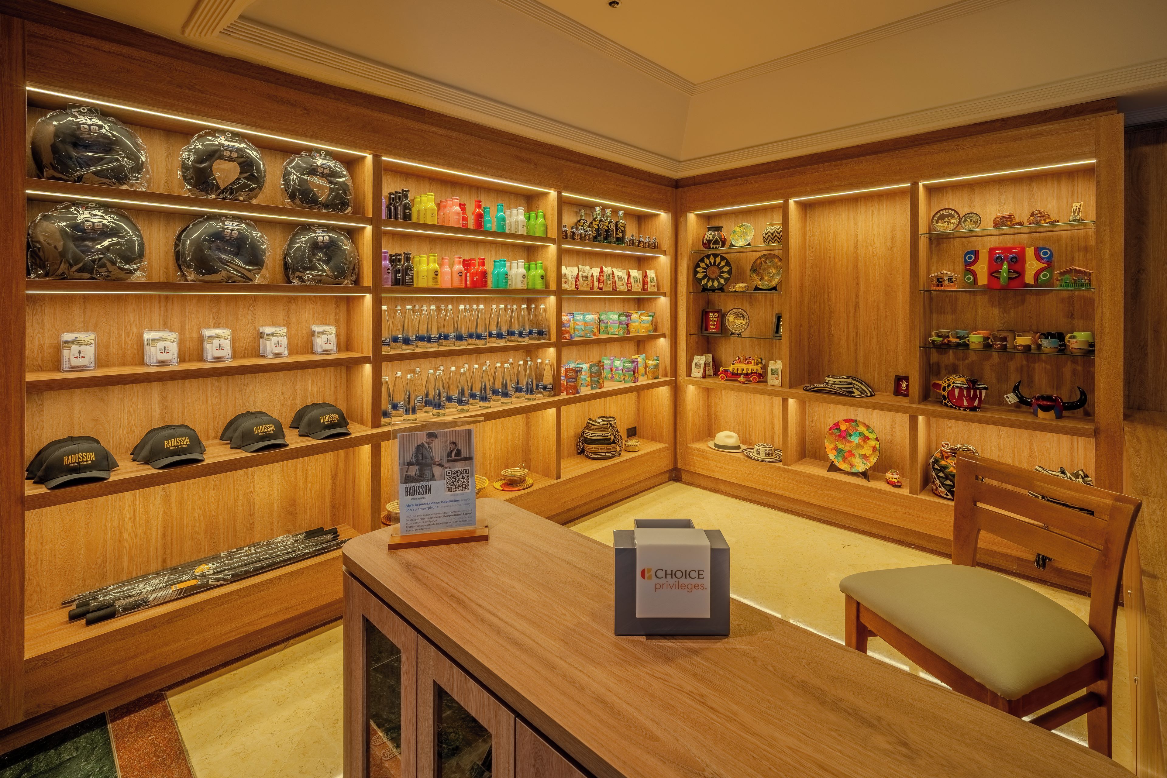 Un espacio comercial bien organizado con estantes llenos de diversos productos, una zona de estar y un cartel que indica un programa de membresía o fidelización.