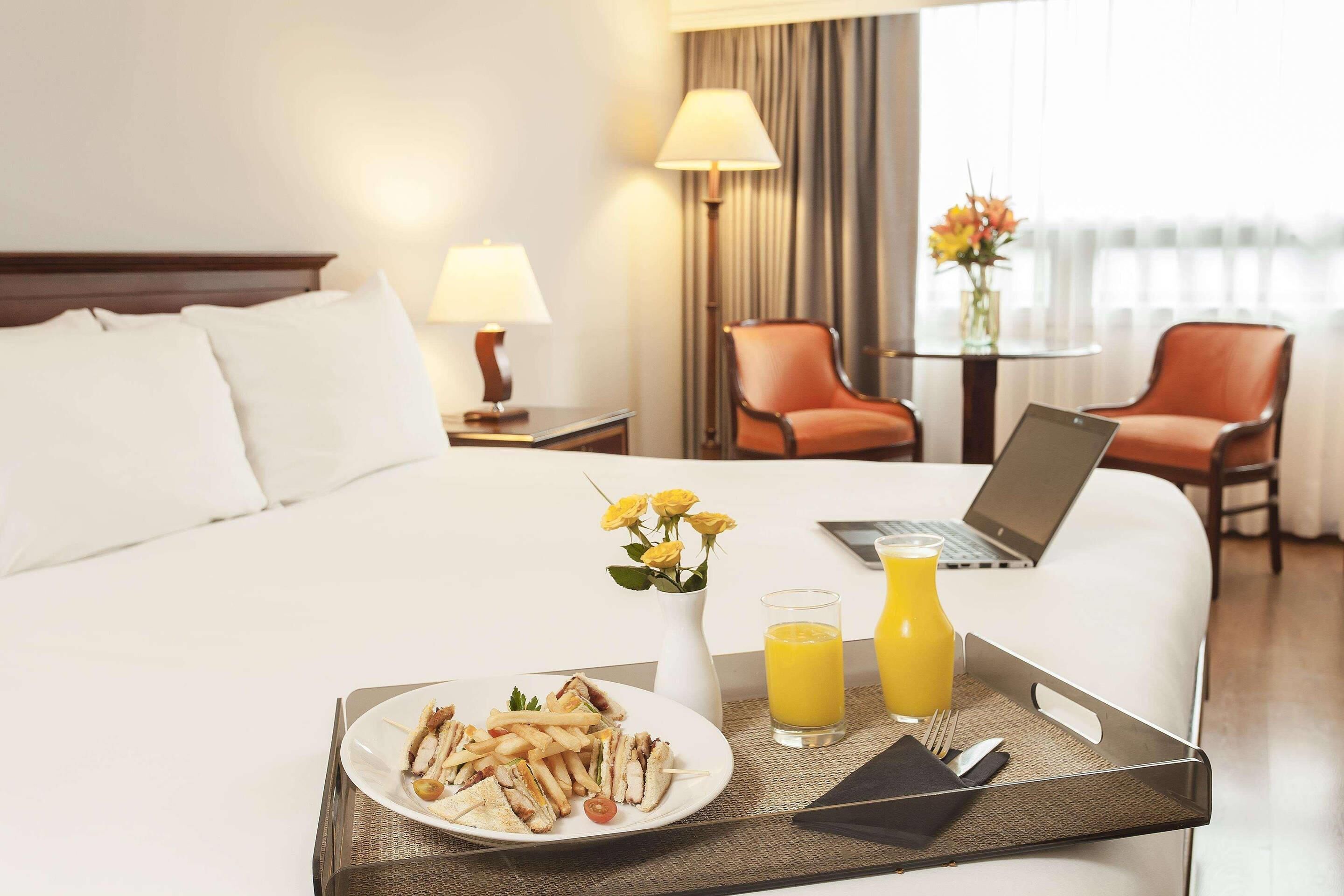 Premium-værelse - 1 kingsize-seng - ikke-ryger | Select Comfort-senge, pengeskab på værelset, skrivebord