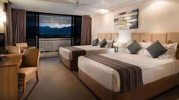 Zimmersafe, Schreibtisch, laptopgeeigneter Arbeitsplatz