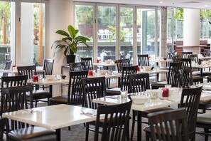 Petit-déjeuner, déjeuner et dîner servis sur place, vue sur la piscine