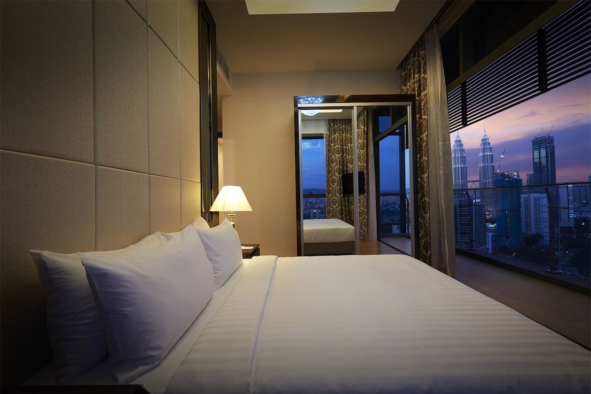 Two Bedroom Premier King + Queen @ Residences | 1 Schlafzimmer, Zimmersafe, Schreibtisch, laptopgeeigneter Arbeitsplatz