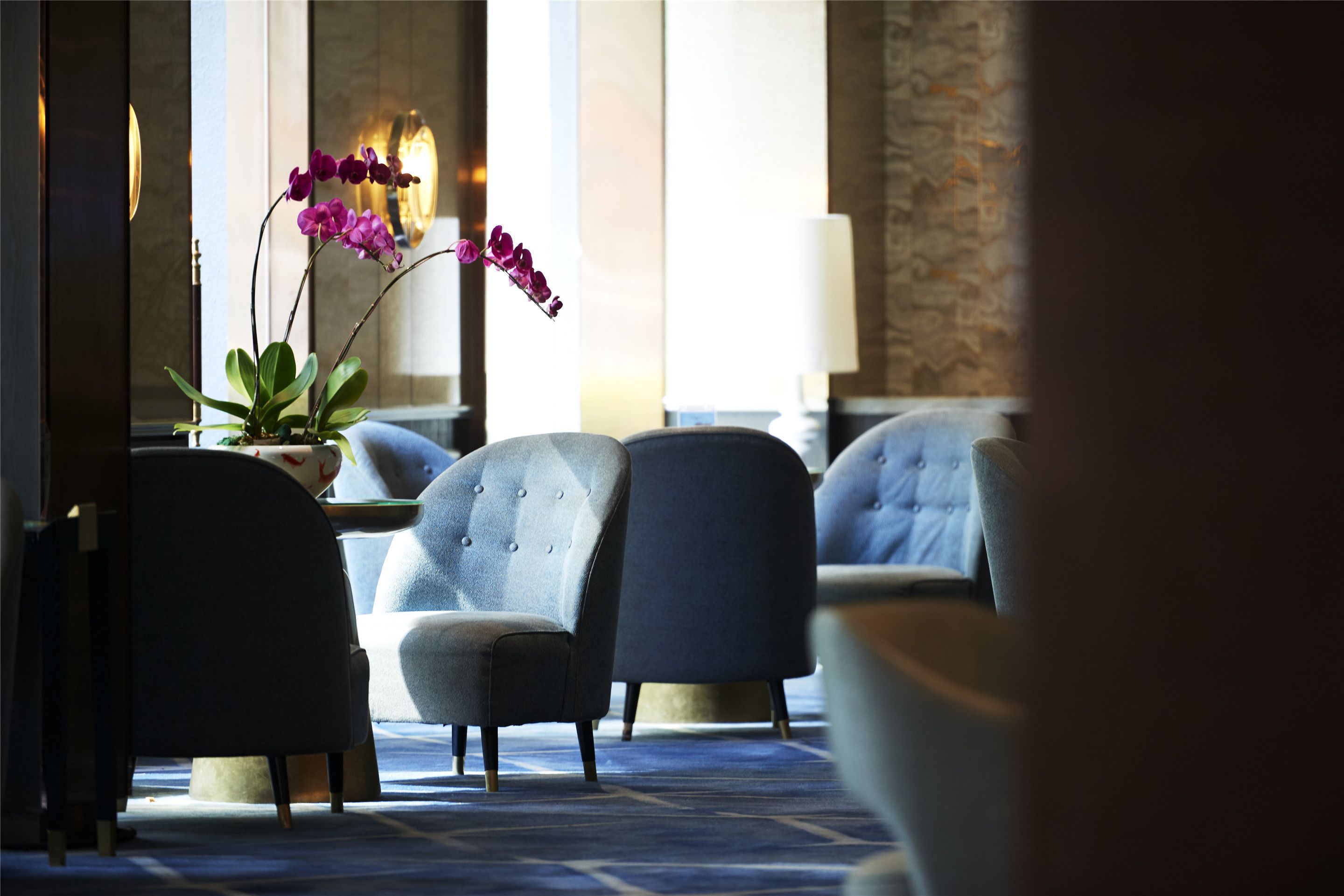 serves lunch, dinner and happy hour