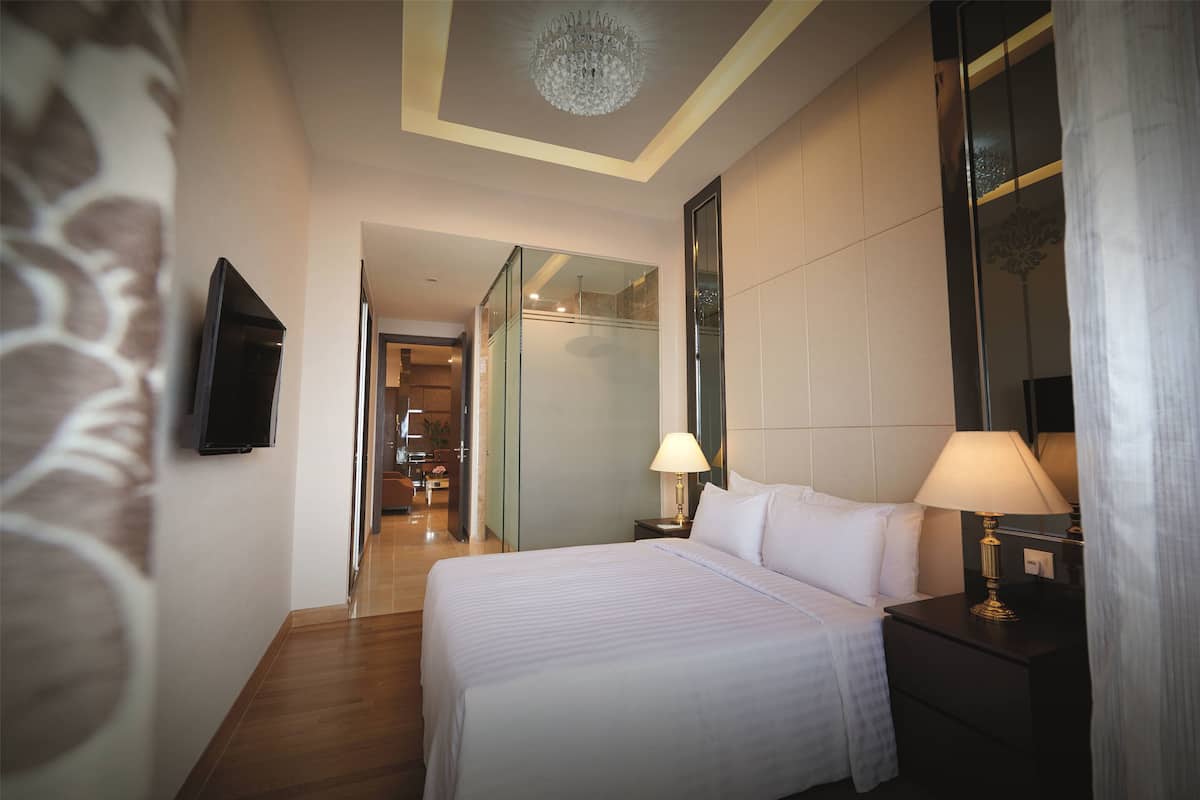 Two Bedroom Premier Queen + Twin @ Residences | 1 Schlafzimmer, Zimmersafe, Schreibtisch, laptopgeeigneter Arbeitsplatz