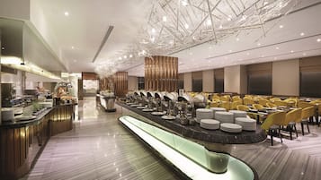 Se ofrece un desayuno bufé (42.3 MYR por persona)