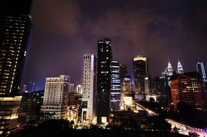 Bagian depan properti - sore/malam
