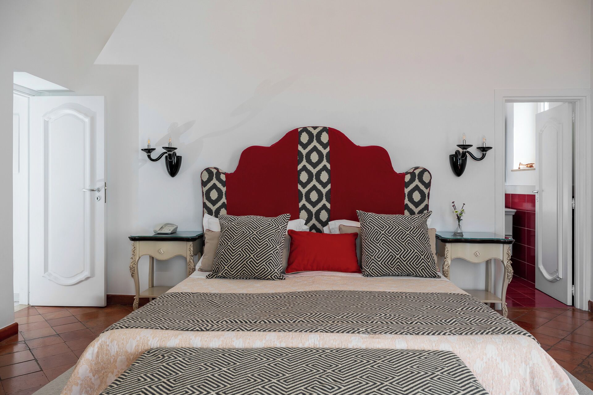 Sengetøy av topp kvalitet, dundyner, minibar og safe på rommet