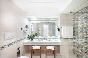 Shower, designer toiletries, hair dryer, bathrobes - Hotel Eden Roc (Positano)