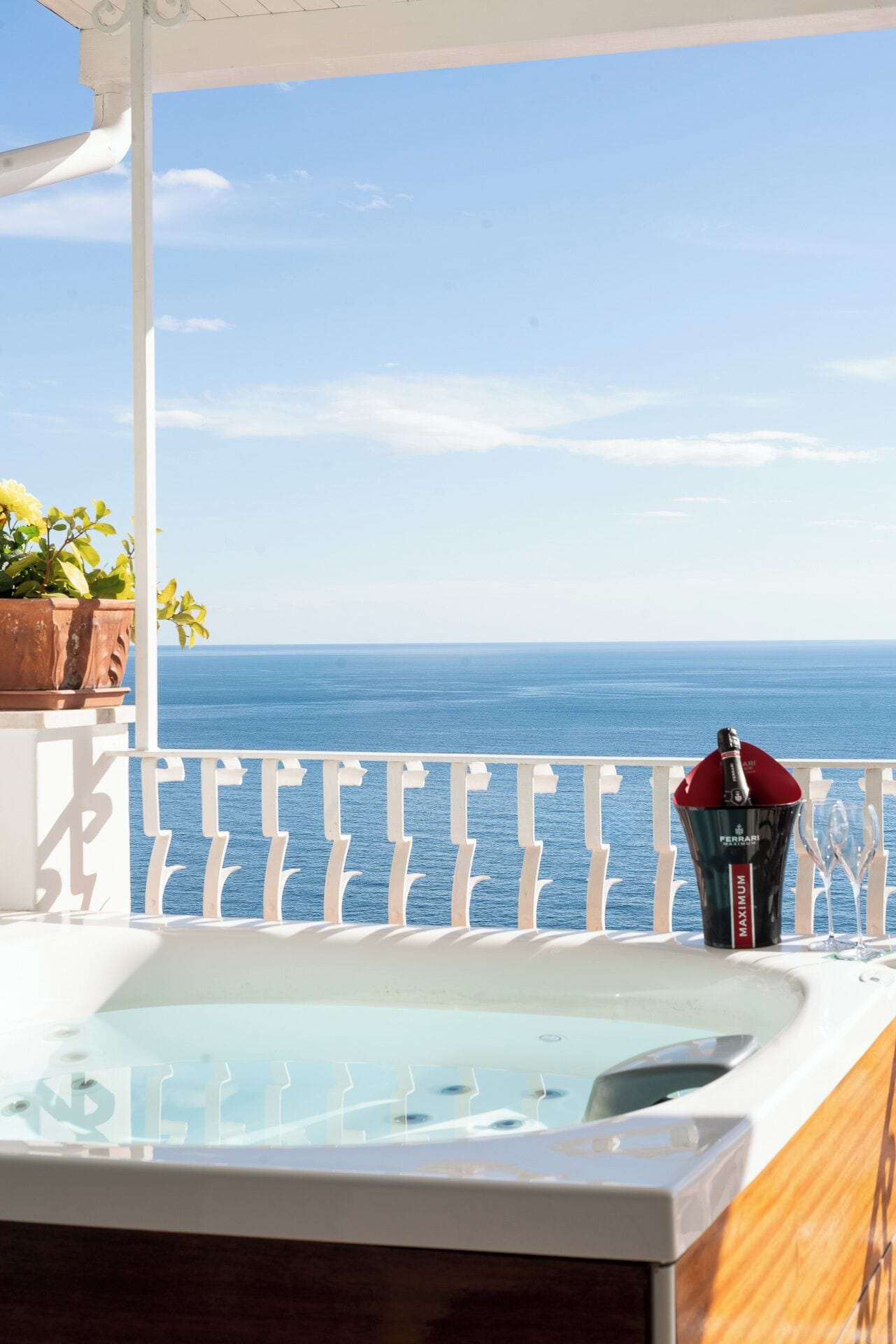 Suite, spabadekar, sjøutsikt | Sengetøy av topp kvalitet, dundyner, minibar og safe på rommet