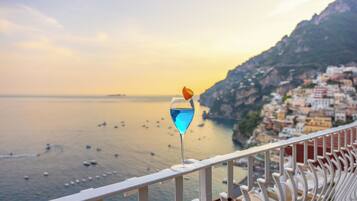 Bar auf der Dachterrasse, Blick auf das Meer, täglich geöffnet