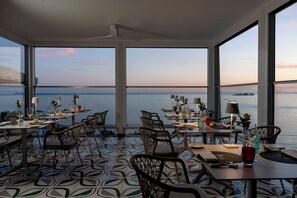Déjeuner, dîner et souper servis sur place, vue sur la piscine 
