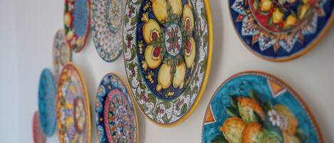 Una colección de platos decorativos con diseños y patrones elaborados.