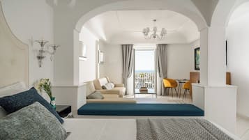 Suite familiar, 2 habitaciones, balcón, vista al mar | Ropa de cama de alta calidad, edredón y minibar