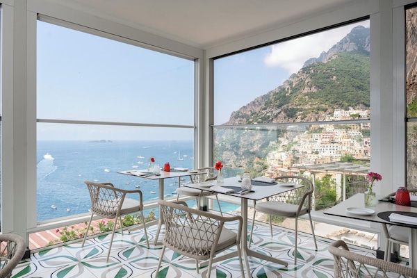 2 restauranter, frokost, lunsj og middag serveres, middelhavsretter