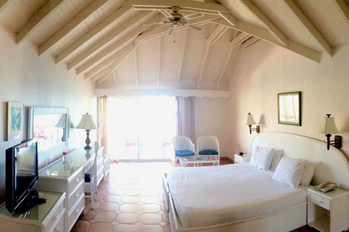 Room, 2 Twin Beds, Marina View | Minibar, in-room safe, desk, blackout drapes