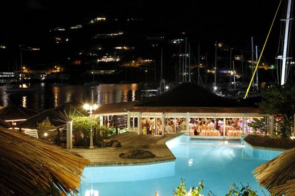 Piscine extérieure, parasols de plage