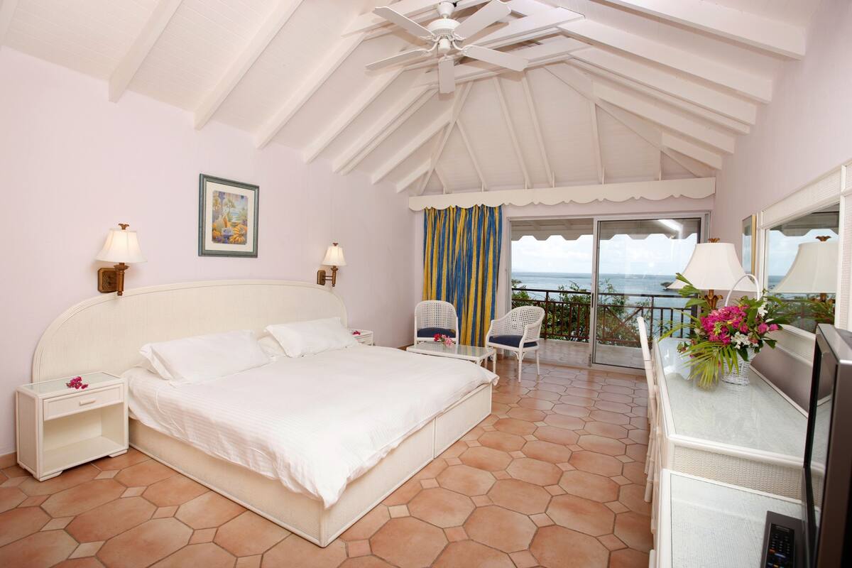 Deluxe Room, 1 King Bed, Ocean View | Minibar, in-room safe, desk, blackout drapes