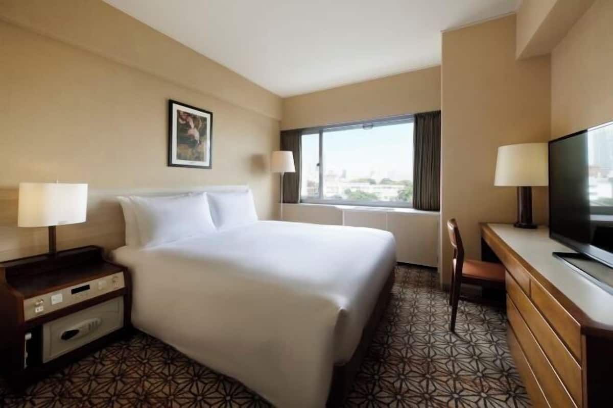 Down comforters, in-room safe, blackout drapes, iron/ironing board
