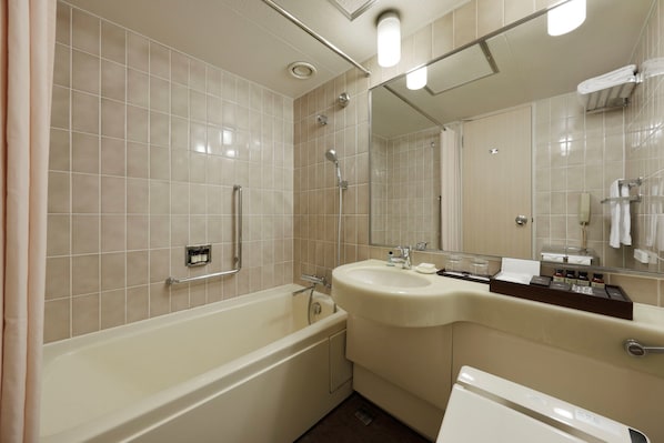A modern bathroom with a bathtub, sink, and mirror. - Grand Prince Hotel Takanawa (Tokyo)