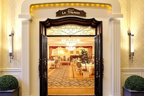 3 restaurants, breakfast, lunch, dinner served; French cuisine