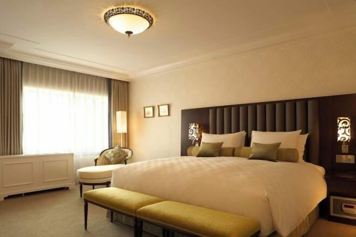Down comforters, in-room safe, blackout drapes, iron/ironing board