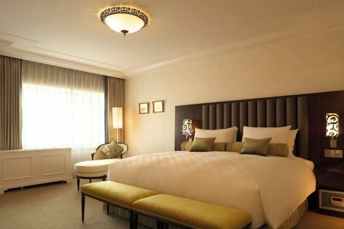 Down comforters, in-room safe, blackout drapes, iron/ironing board