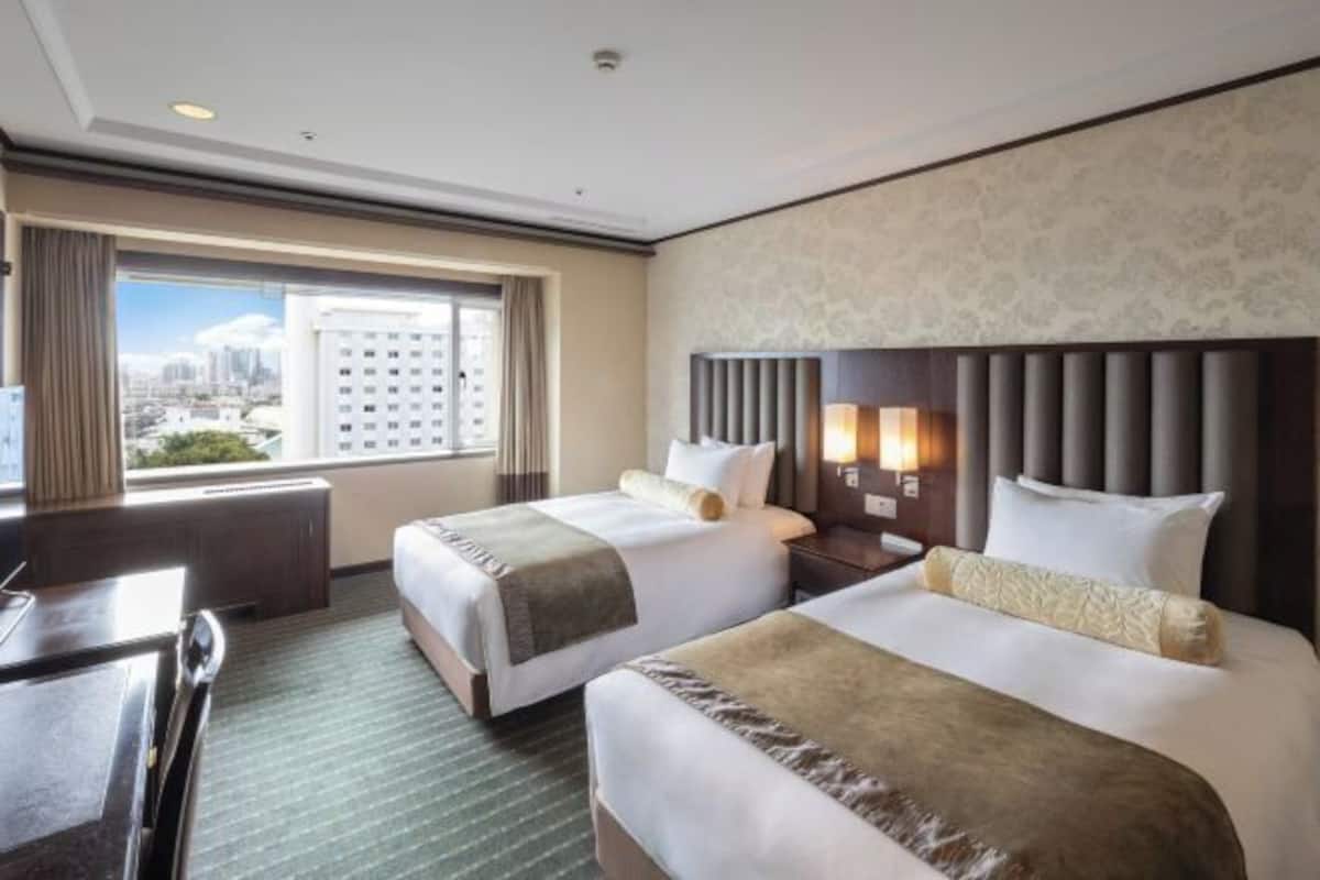 Dundyner, safe på rommet, blendingsgardiner og strykejern/-brett