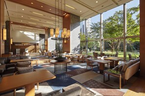 3 restauranter, frokost, lunsj og middag serveres, franske retter