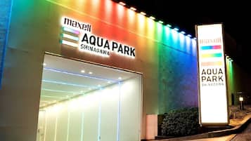 Um edifício com uma placa que diz "MAXELL AQUA PARK SHINAGAWA".