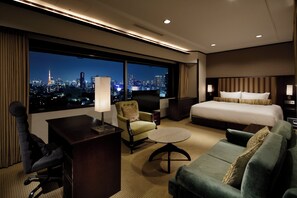 غرفة ديلوكس - سرير ملكي - لغير المدخنين - في الزاوية (with Lounge Access, Junior Suite) | 1 غرفة نوم وألحفة محشوة بالريش وخزنة داخل الغرفة وستائر تعتيم