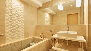 Club Grand Suite Twin with Lounge Access, Non smoking | Bathroom | Combined shower/tub, free toiletries, hair dryer, slippers