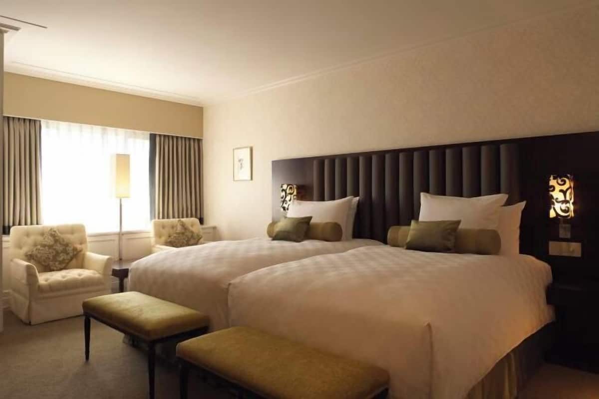 Down comforters, in-room safe, blackout drapes, iron/ironing board