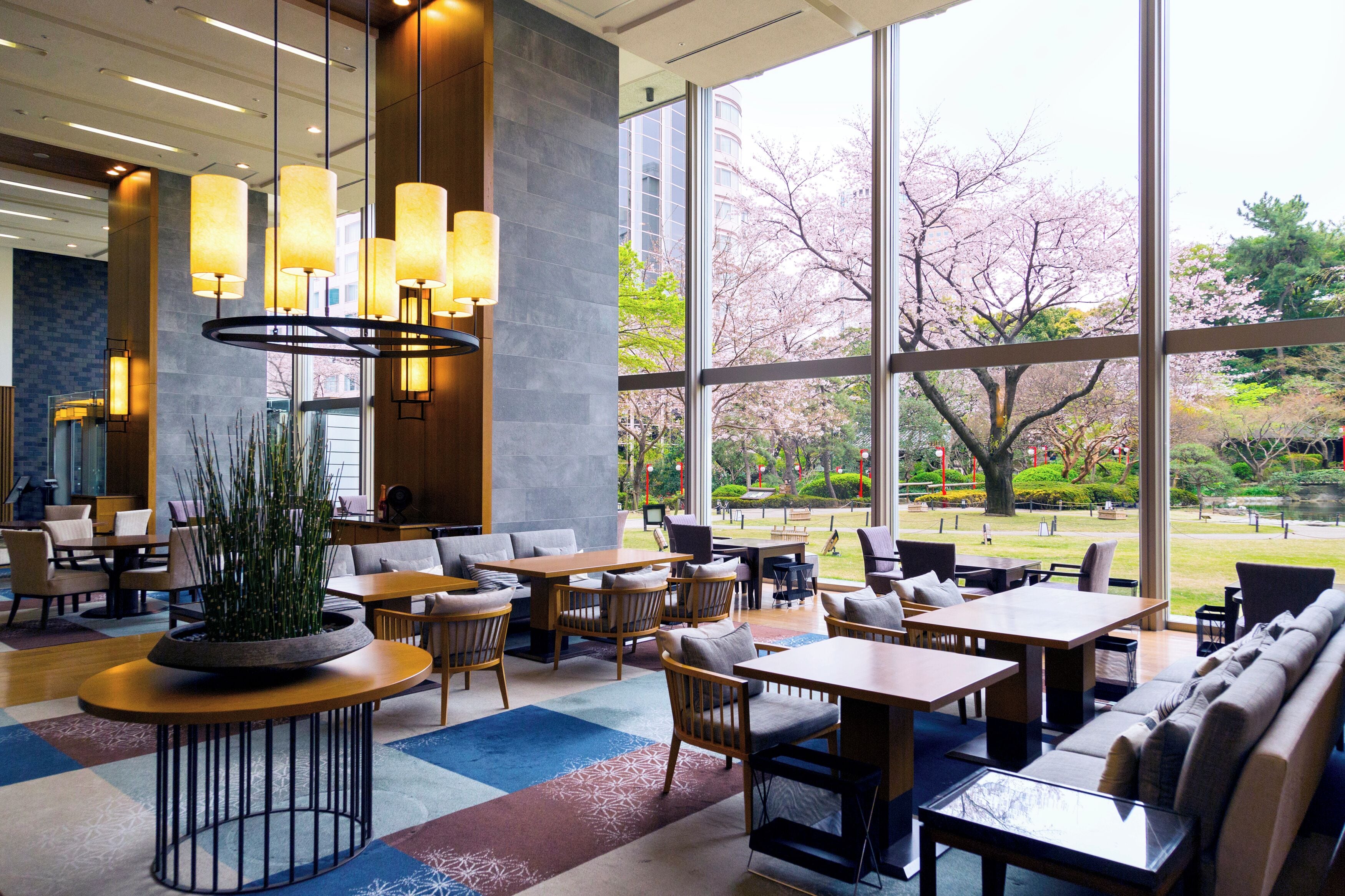 3 間餐廳，供應早餐、午餐和晚餐，法國料理