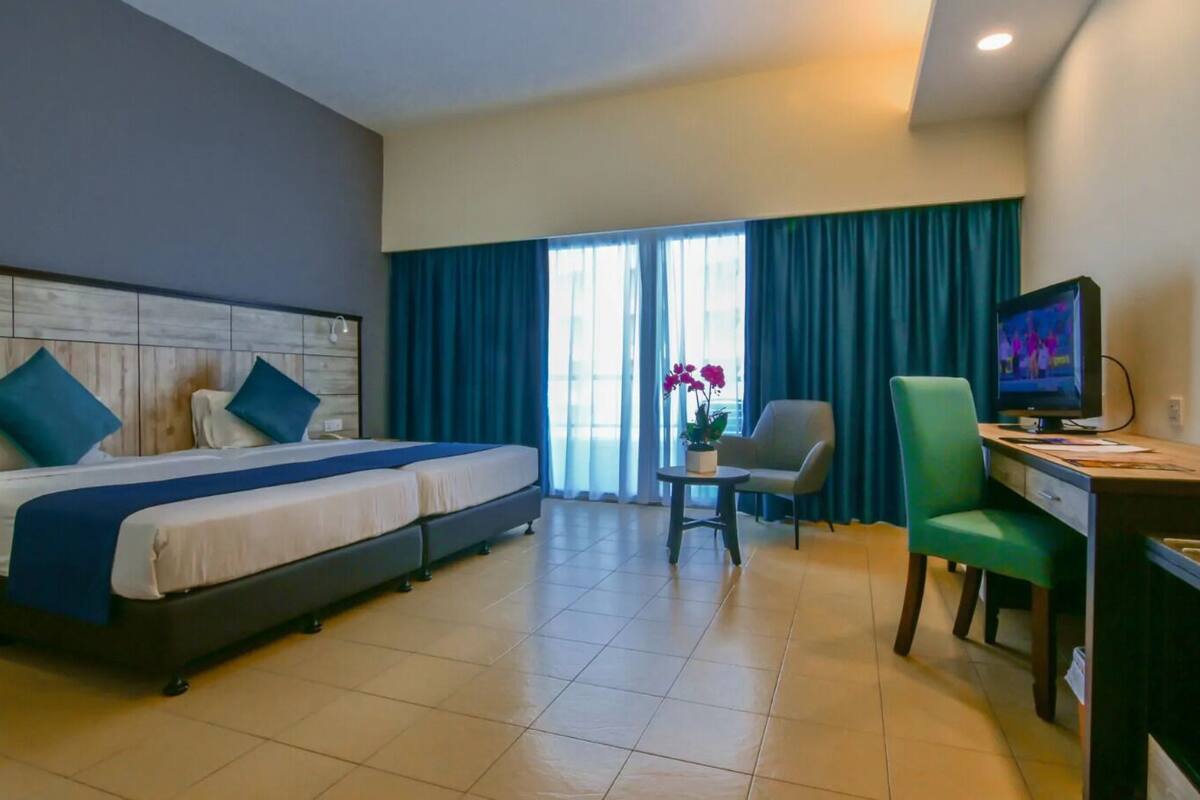 Minibar, in-room safe, desk, WiFi (free)