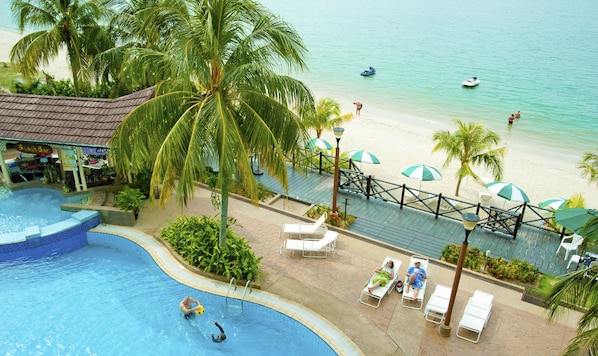 Piscine extérieure, parasols de plage