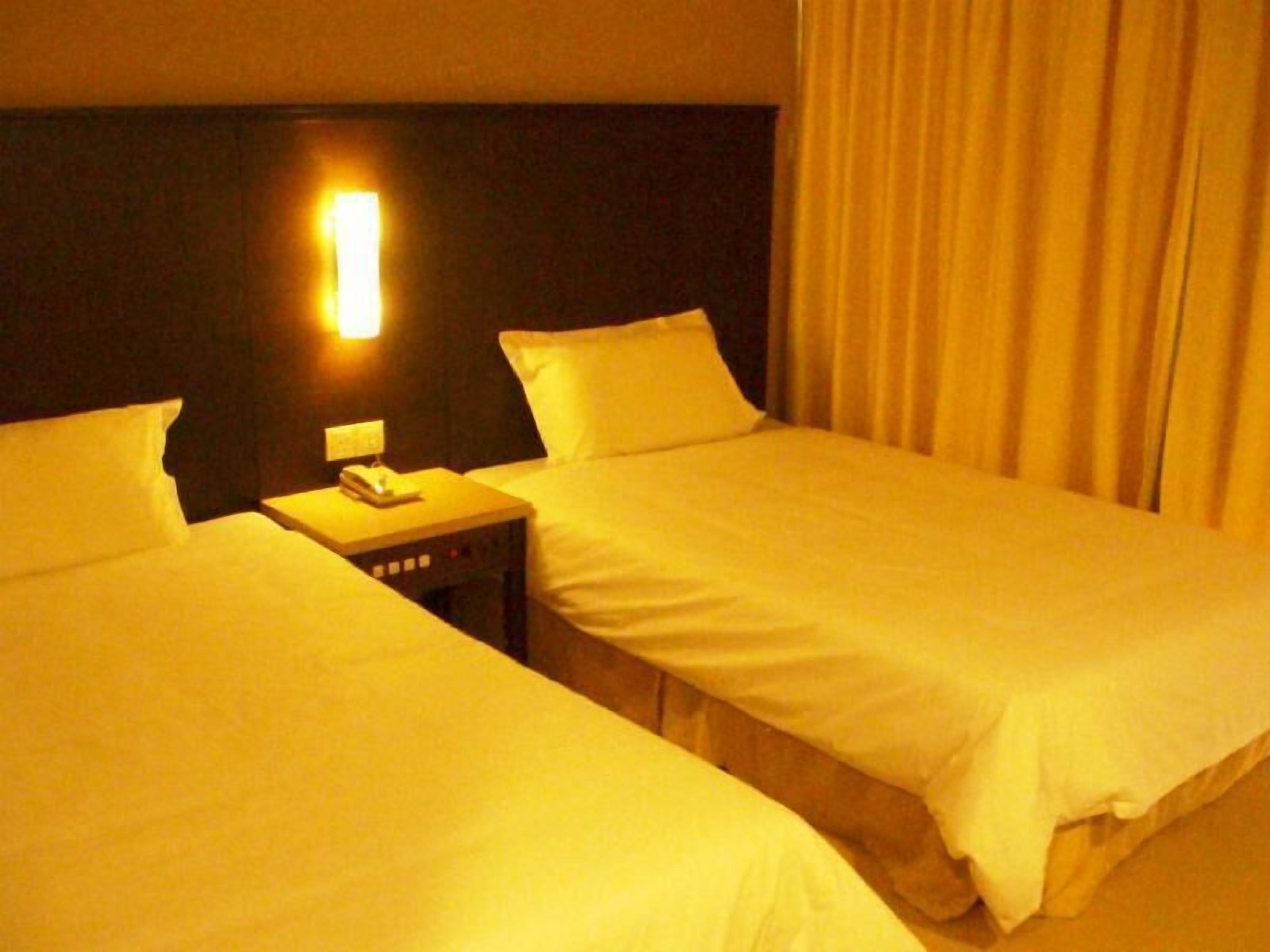 Minibar, in-room safe, desk, free WiFi