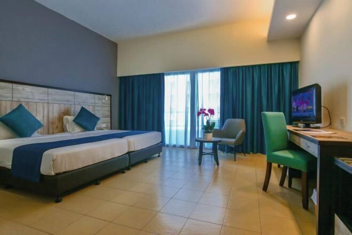 Minibar, in-room safe, desk, free WiFi