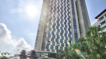 Kolam renang terbuka, payung kolam