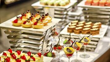 Sarapan bufet setiap hari (USD 23 seorang)