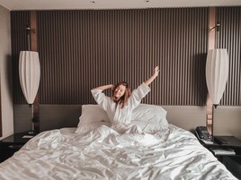 デラックス ルーム キングベッド 1 台 | ピロートップベッド、ミニバー、セーフティボックス (室内)、デスク