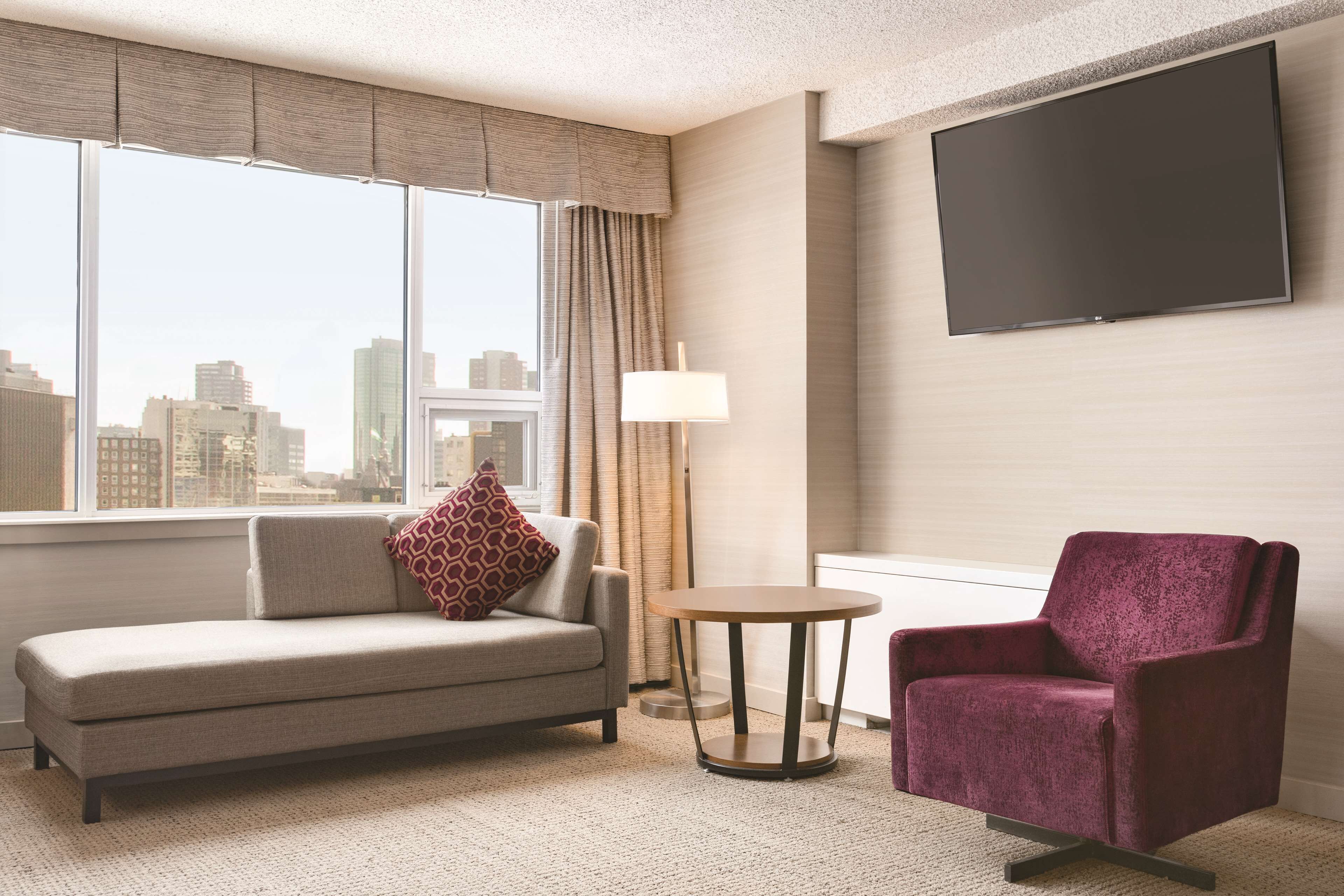 premium bedding, pillow-top beds, in-room safe, desk