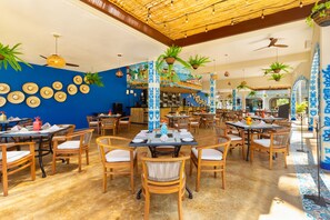 4 restaurants, breakfast, lunch, dinner served; seafood