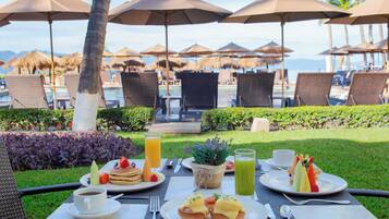 4 restaurants; breakfast, lunch and dinner served