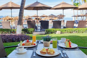 4 restaurants; breakfast, lunch and dinner served