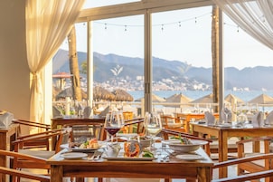 4 restaurantes; se sirve desayuno, almuerzo y cena