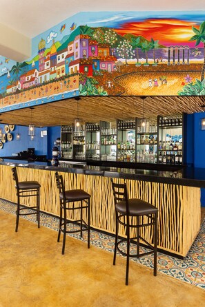 4 restaurantes, se sirven desayunos, comidas, cenas y mariscos