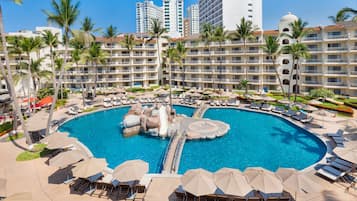 2 albercas al aire libre, sombrillas en la alberca y camastros