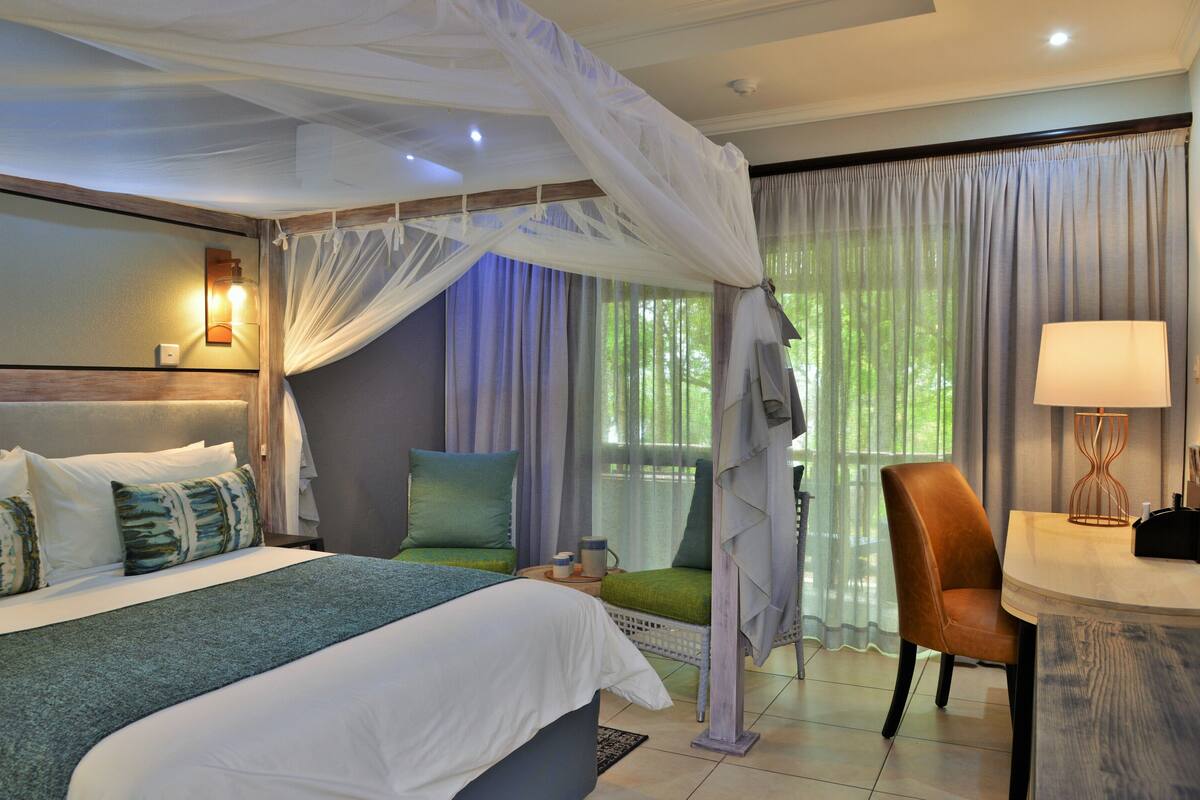 Brankas, meja kerja, dan tirai kedap cahaya