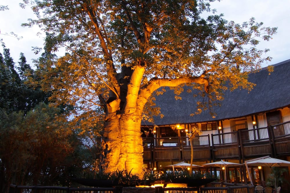 Cresta Mowana Safari Resort & Spa