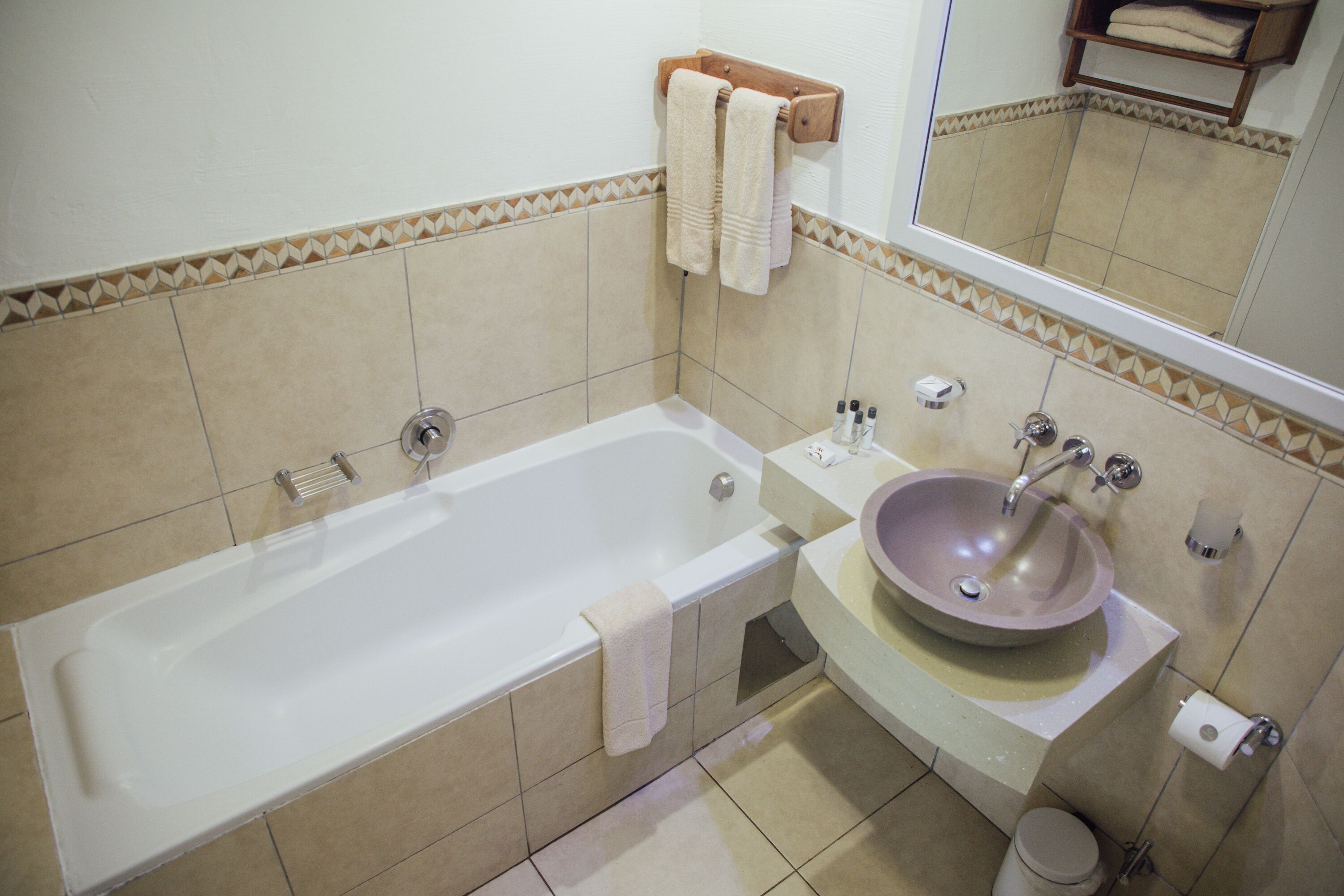 Ein Badezimmer mit Badewanne, Waschbecken und Spiegel.