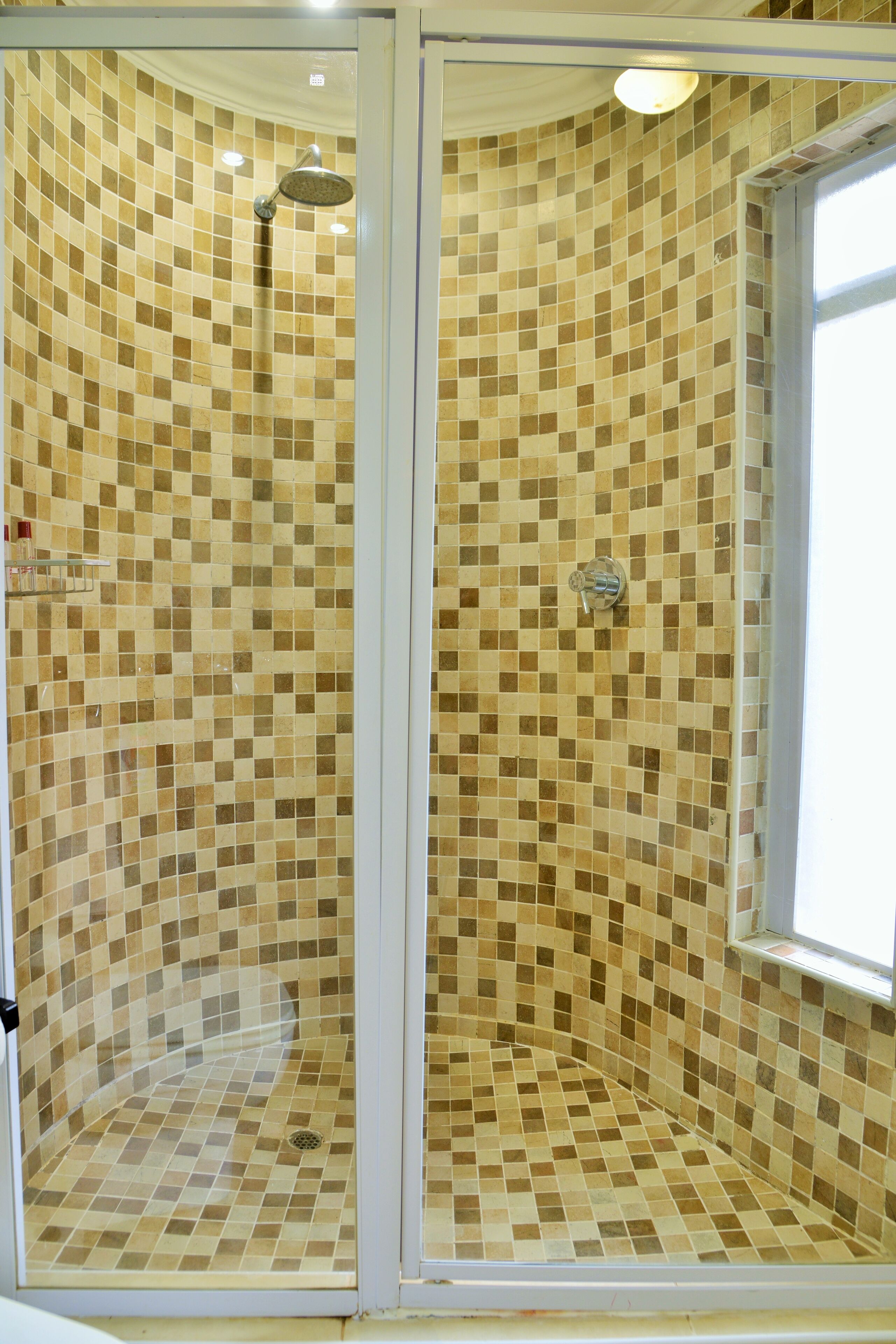 Baignoire et douche séparées, articles de toilette écologiques